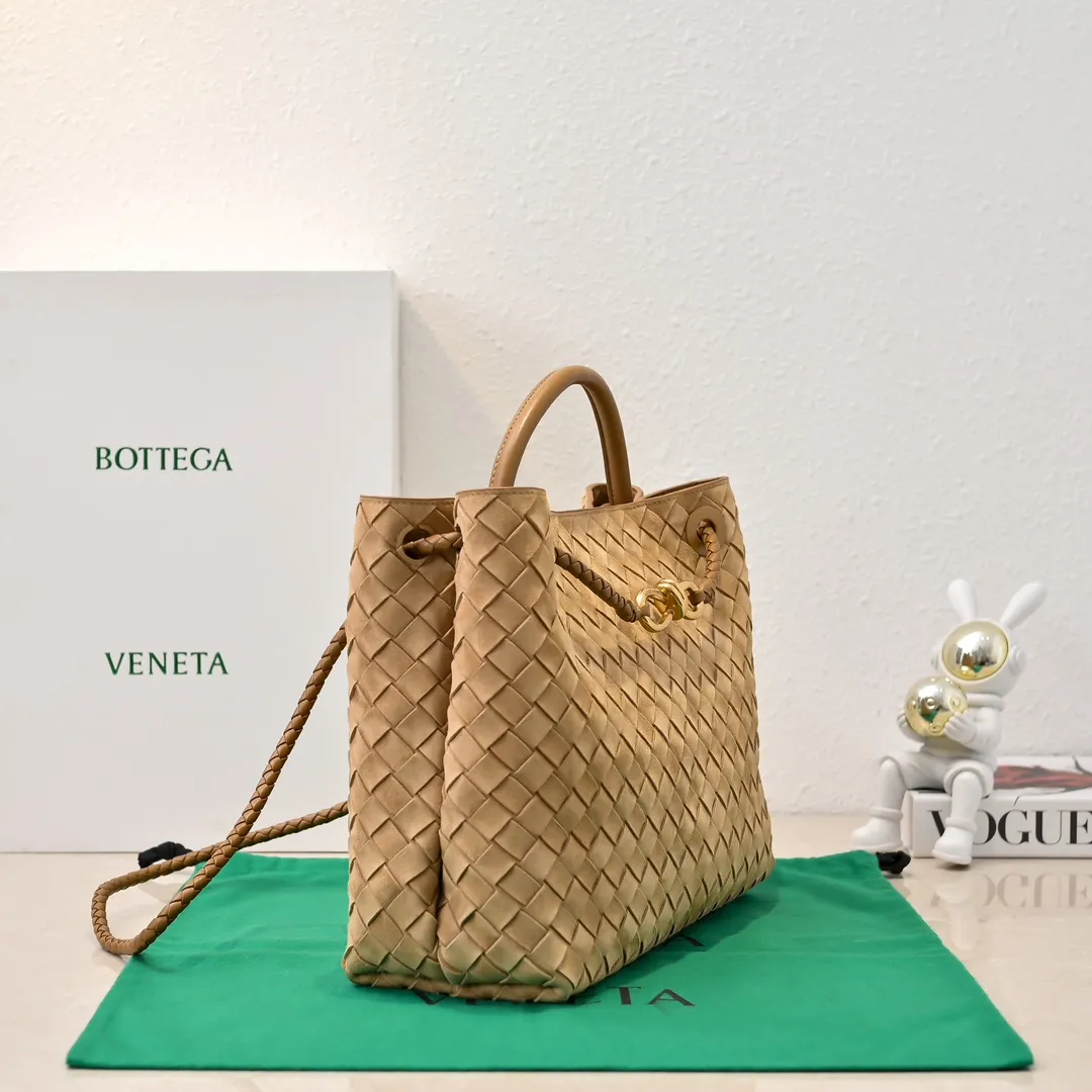 Batch 2360 BV new Andiamo is shipped‼ ️Really popular🔥The new Andiamo woven handbag launched by Bottega Veneta this season is really popular all over the world! ! Celebrities at home and abroad have worn it, and Oscar-winning actress Michelle Yeoh has taken it out on the street. Song Jia, Trai Yara, Yu Feihong, Sanji Ayaka, Rosie Hunting-Whiteley, Yoshioka Riho, etc. have all picked up this bag. It is classic and versatile, showing off its temperament, and the bag capacity is also large, which is very convenient for daily commuting! ! A variety of carrying methods, the shoulder straps can be adjusted by yourself, the original lambskin feels soft and delicate, and the unisex style breaks gender boundaries and brings a more practical and longer-lasting use experience. Andiamo, which has both elegant and casual styles, perfectly interprets the true appearance of "fashionable old money style". Style number: 8463 Size: 32*24*12
